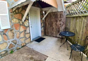 D'vinery Rock Cottage/ #6